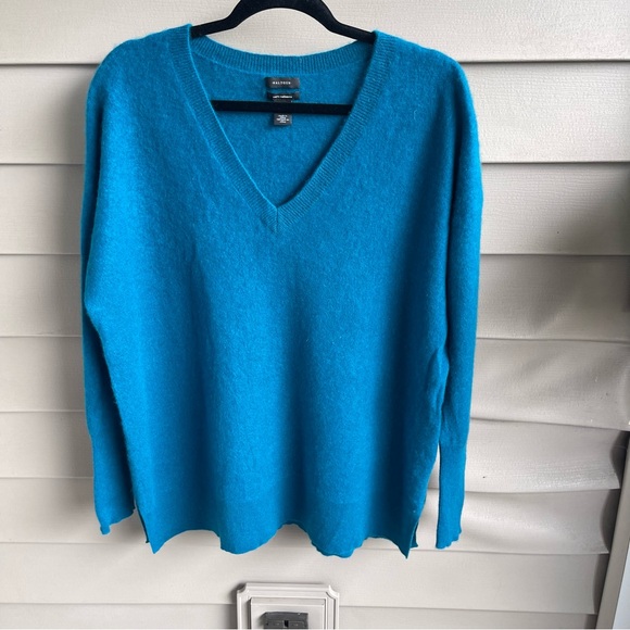 Halogen Sweaters - Halogen 100% Cashmere Blue V-neck Sweater Size XL